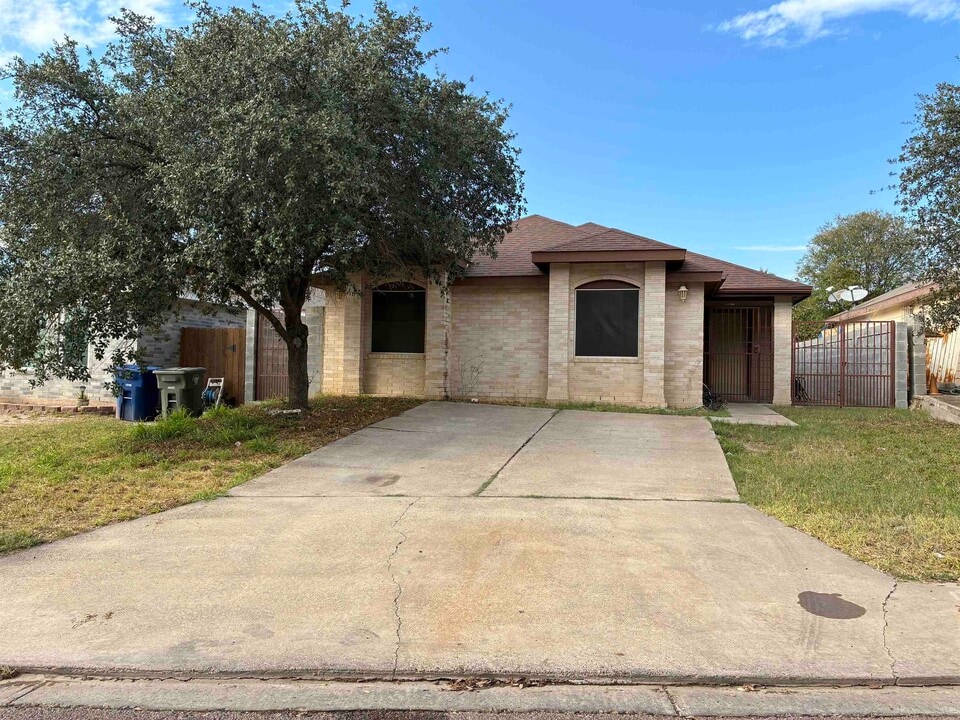 9532 Canvasback Dr in Laredo, TX - Building Photo