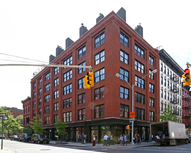 211 Elizabeth St in New York, NY - Building Photo - Building Photo