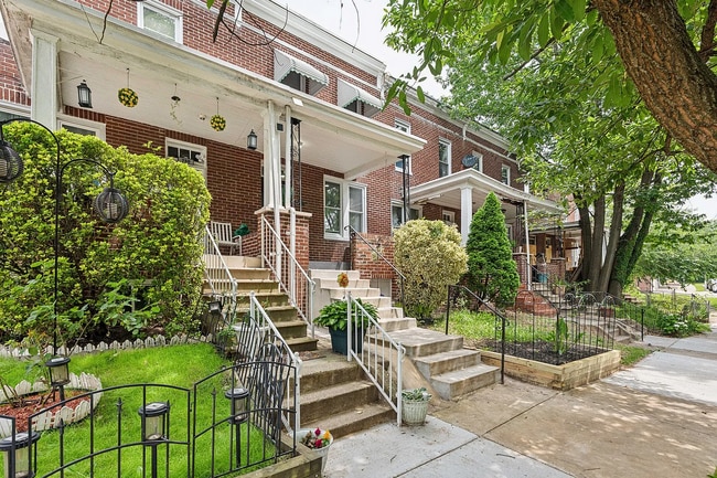 property at 752 Melville Ave