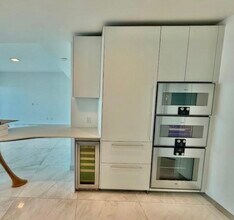 16901 Collins Ave, Unit 1202 in Sunny Isles Beach, FL - Foto de edificio - Building Photo