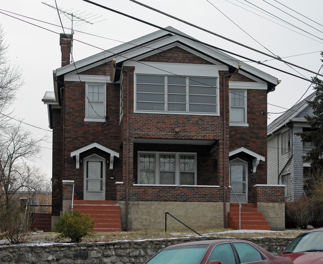 2472 Fairview Ave in Cincinnati, OH - Foto de edificio - Building Photo