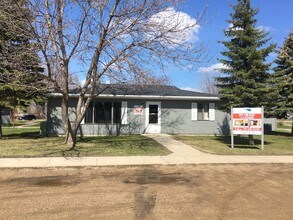 201 7th Ave SE in Rugby, ND - Building Photo - Building Photo