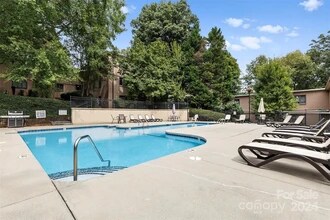 211 N Dotger Ave, Unit D3 in Charlotte, NC - Foto de edificio - Building Photo