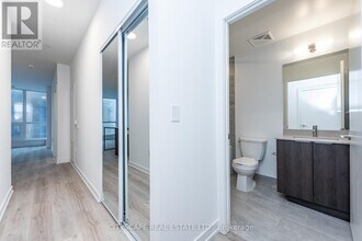 395 Square One Dr in Mississauga, ON - Building Photo - Building Photo