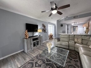 5001 Baraldi Cir in Sarasota, FL - Building Photo - Building Photo