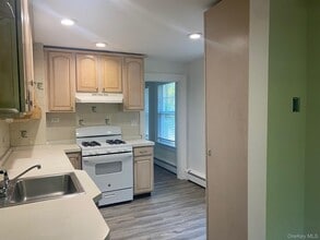 46 Hemlock Ave in Huntington, NY - Building Photo - Building Photo