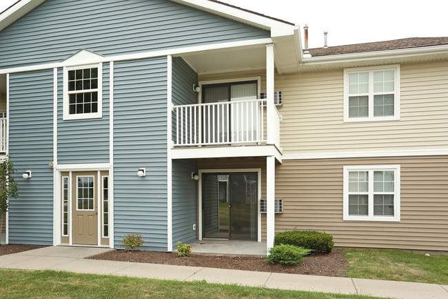 Wood Creek Apartments in Calcium, NY - Building Photo - Building Photo