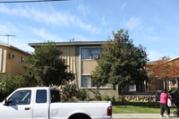 7337 Variel Ave in Canoga Park, CA - Foto de edificio - Building Photo