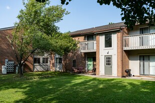 Bradford Square in Clinton Township, MI - Building Photo