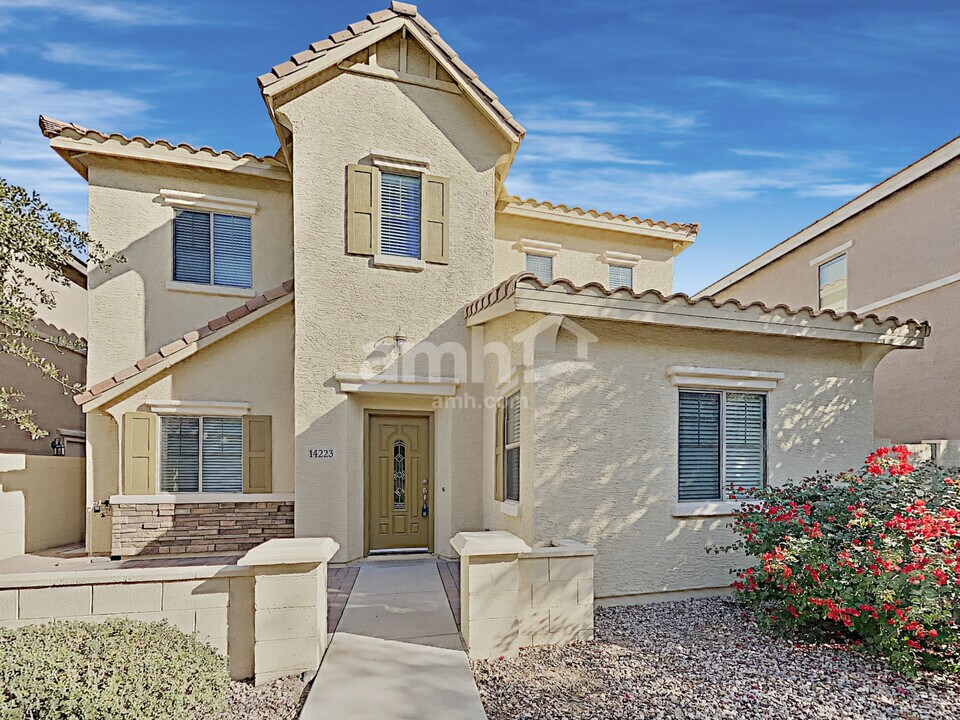 14223 W Country Gables Dr in Surprise, AZ - Building Photo
