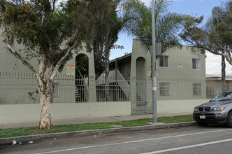 108th in Los Angeles, CA - Foto de edificio - Building Photo