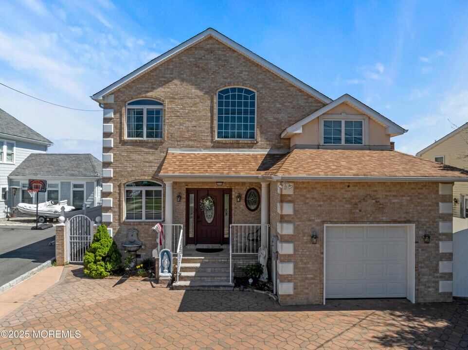 329 Front St in Union Beach, NJ - Building Photo