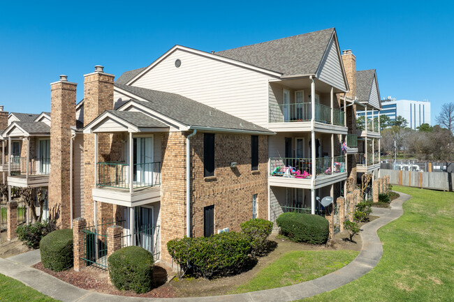 Raveneaux Forest Condominiums in Houston, TX - Building Photo - Building Photo