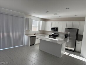10218 Starlit Cyn Ct in Las Vegas, NV - Building Photo - Building Photo