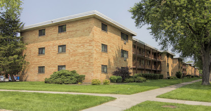 Park Lane Apartments in Des Plaines, IL - Building Photo - Building Photo