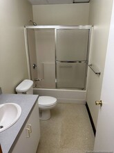 43 Willow St, Unit 1 in Fitchburg, MA - Foto de edificio - Building Photo