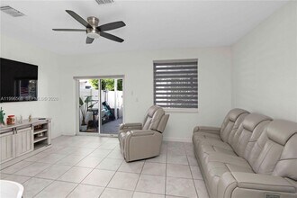 10628 W 33rd Way in Hialeah, FL - Foto de edificio - Building Photo