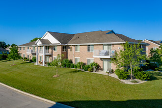 Foresthill Highlands Apartments & Townhomes in Franklin, WI - Building Photo - Building Photo