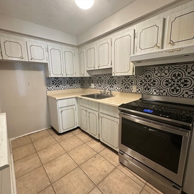 915 Edgell Rd in Framingham, MA - Building Photo - Building Photo