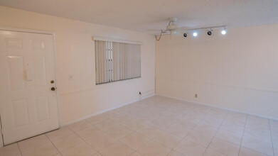 4686 Oak Terrace Dr in Greenacres, FL - Foto de edificio - Building Photo