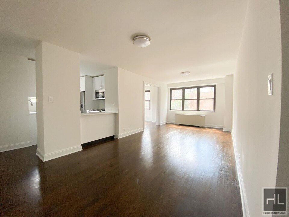 E 16 ST in New York, NY - Building Photo