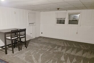 1124 S High Ave, Unit Large Duplex Unit in Freeport, IL - Foto de edificio - Building Photo