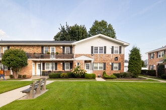 Bethpage Townhouse in Bethpage, NY - Foto de edificio - Building Photo