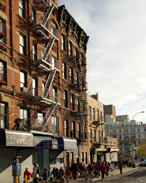 174 Delancey St in New York, NY - Building Photo