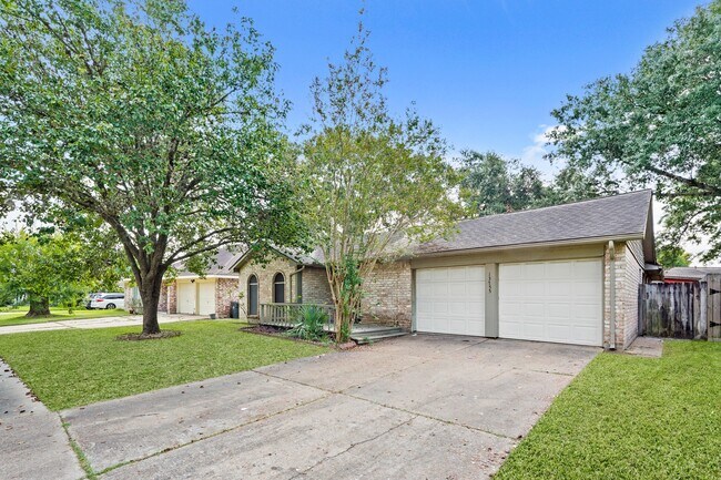 13755 Drakewood Dr in Sugar Land, TX - Building Photo - Building Photo