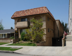 Jordan Hacienda Apartments in Canoga Park, CA - Foto de edificio - Building Photo