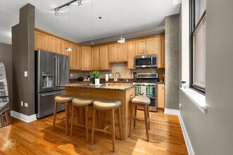 212 W Washington St in Chicago, IL - Building Photo - Building Photo