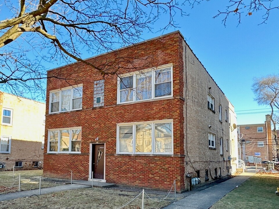 2230 W Iowa St, Unit E05P in Chicago, IL - Building Photo