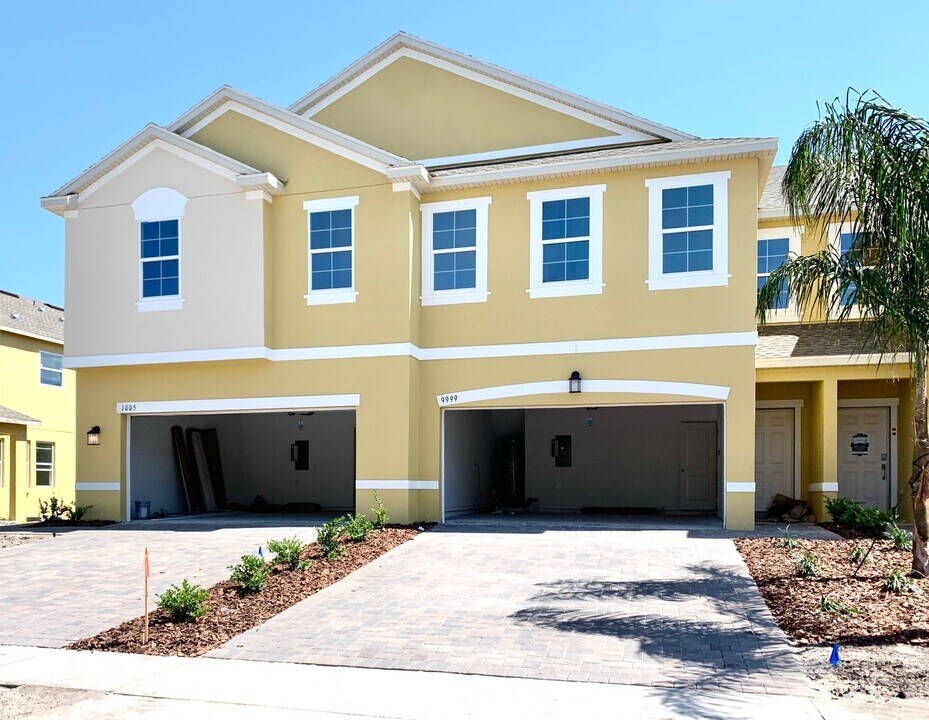 9999 Red Eagle Dr in Alafaya, FL - Building Photo