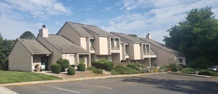Shorewood at Raintree in Charlotte, NC - Foto de edificio - Building Photo