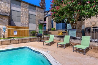 Abode in San Antonio, TX - Foto de edificio - Building Photo