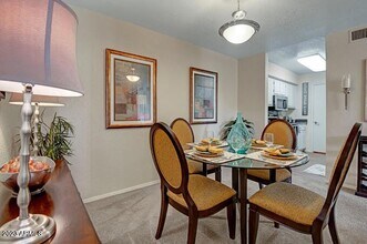 10002 N 7th St in Phoenix, AZ - Foto de edificio - Building Photo