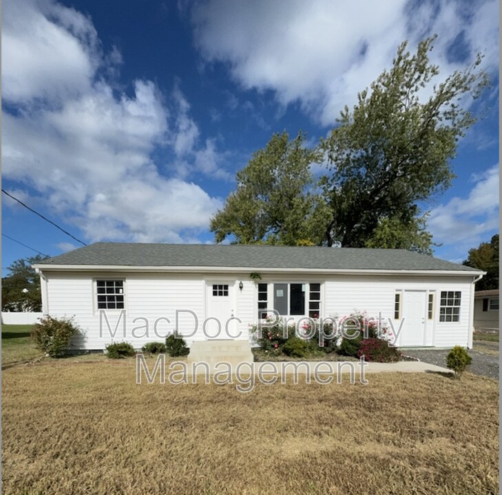 187 Brooks Dr in Colonial Beach, VA - Foto de edificio