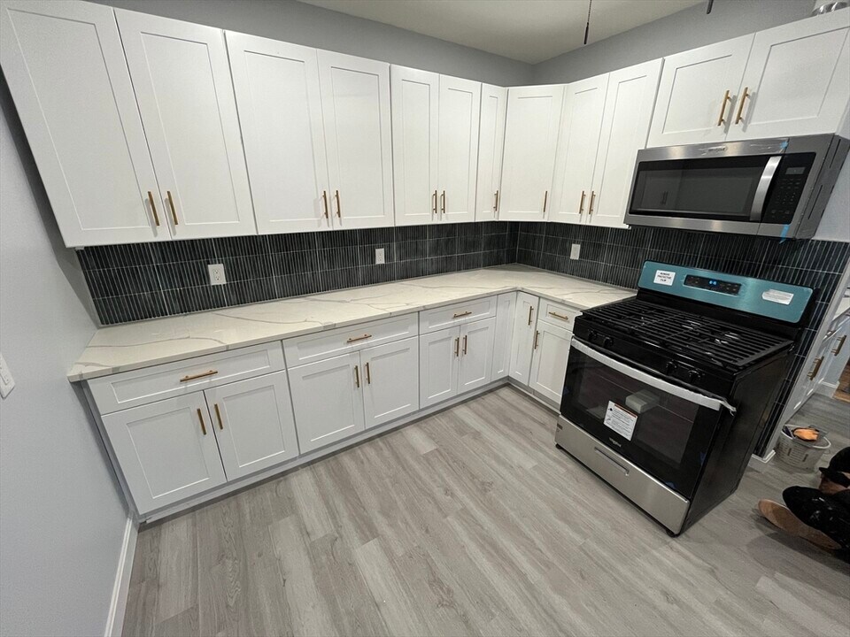 28 Emerald St, Unit 2 in Medford, MA - Foto de edificio