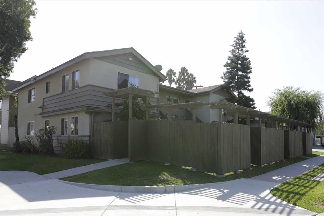 1045 Valencia St in Costa Mesa, CA - Building Photo