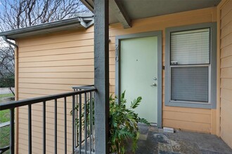3204 Menchaca Rd in Austin, TX - Building Photo - Building Photo