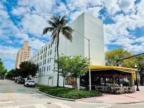 710 Washington Ave, Unit 321 in Miami Beach, FL - Foto de edificio - Building Photo
