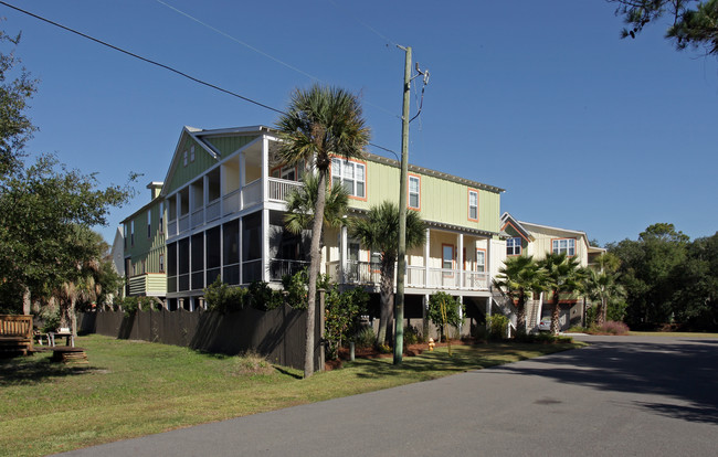 Back Bay in Folly Beach, SC - Foto de edificio - Building Photo