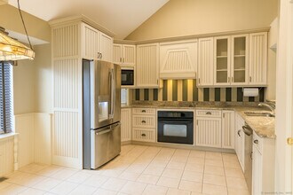 28 Edgewood Ct in Simsbury, CT - Foto de edificio - Building Photo