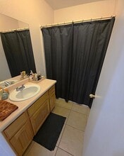 406 Calle De La Vina in Delano, CA - Building Photo - Building Photo