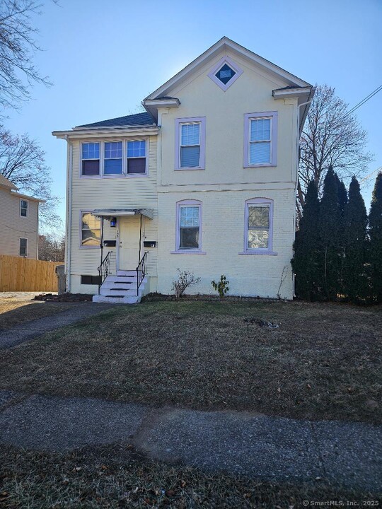 108 6th St in Bristol, CT - Building Photo