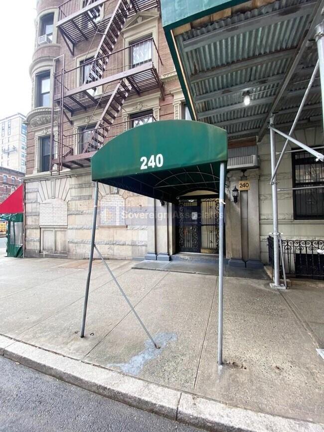 240 W 104th St in New York, NY - Building Photo - Building Photo