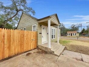 2323 25th St-Unit -2323 25th Front in Lubbock, TX - Building Photo - Building Photo