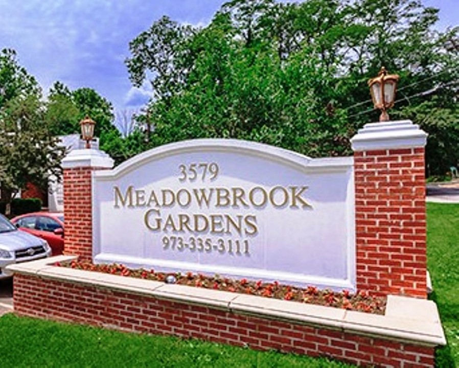 Meadowbrook Gardens in Parsippany, NJ - Foto de edificio