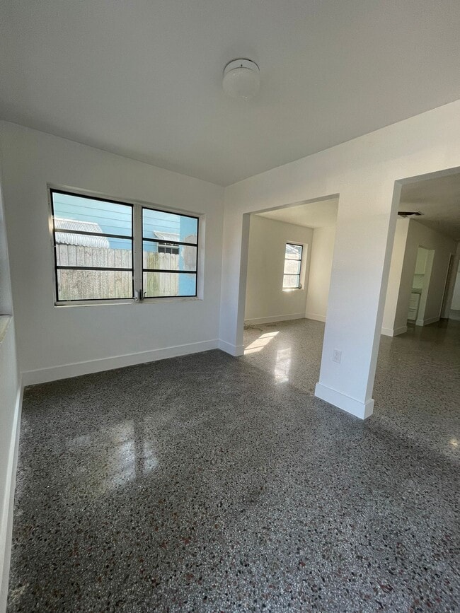 303 S L St, Unit 303 in Lake Worth Beach, FL - Building Photo - Building Photo