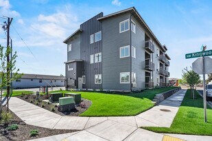 620 NW Kingwood Ave in Redmond, OR - Building Photo